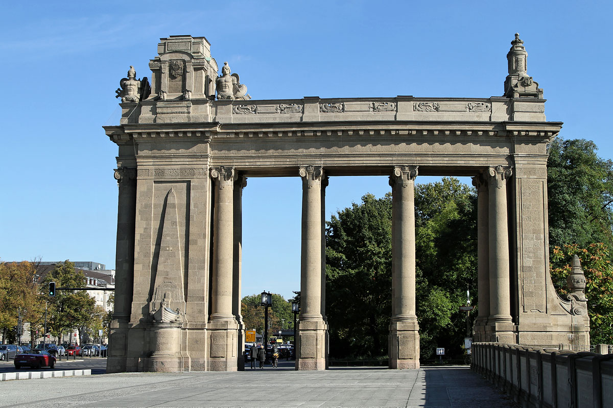 Das Charlottenburger Tor in Berlin, an der Strasse des 17. Juni