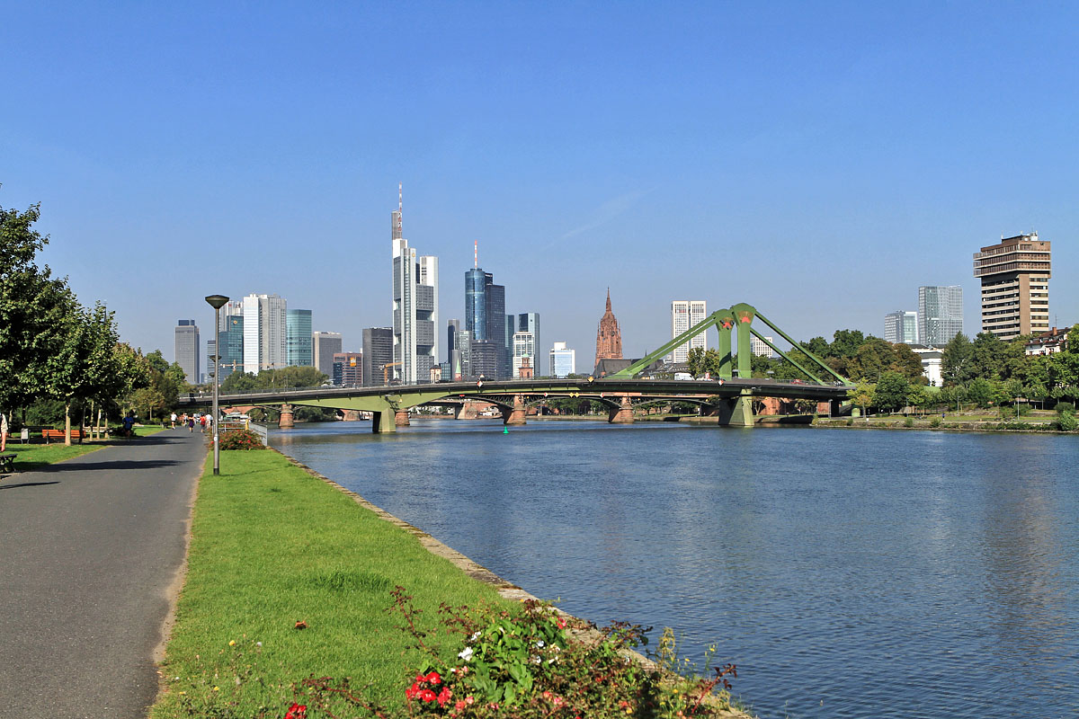 Blick auf die Innenstadt und Flößerbrücke von Frankfurt