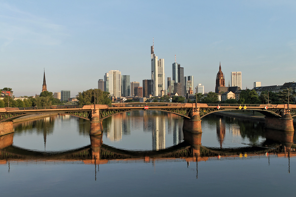 Blick auf die Ignatz Bubis Brücke in Frankfurt am Main